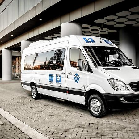 Готель Wyndham Богота Екстер'єр фото Mercedes-Benz Sprinter