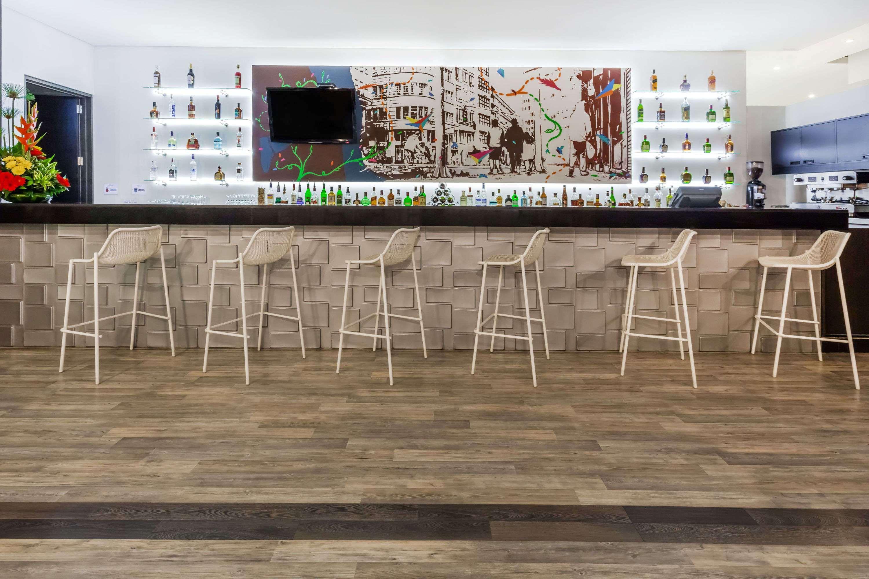 Готель Wyndham Богота Екстер'єр фото A bar in a hotel