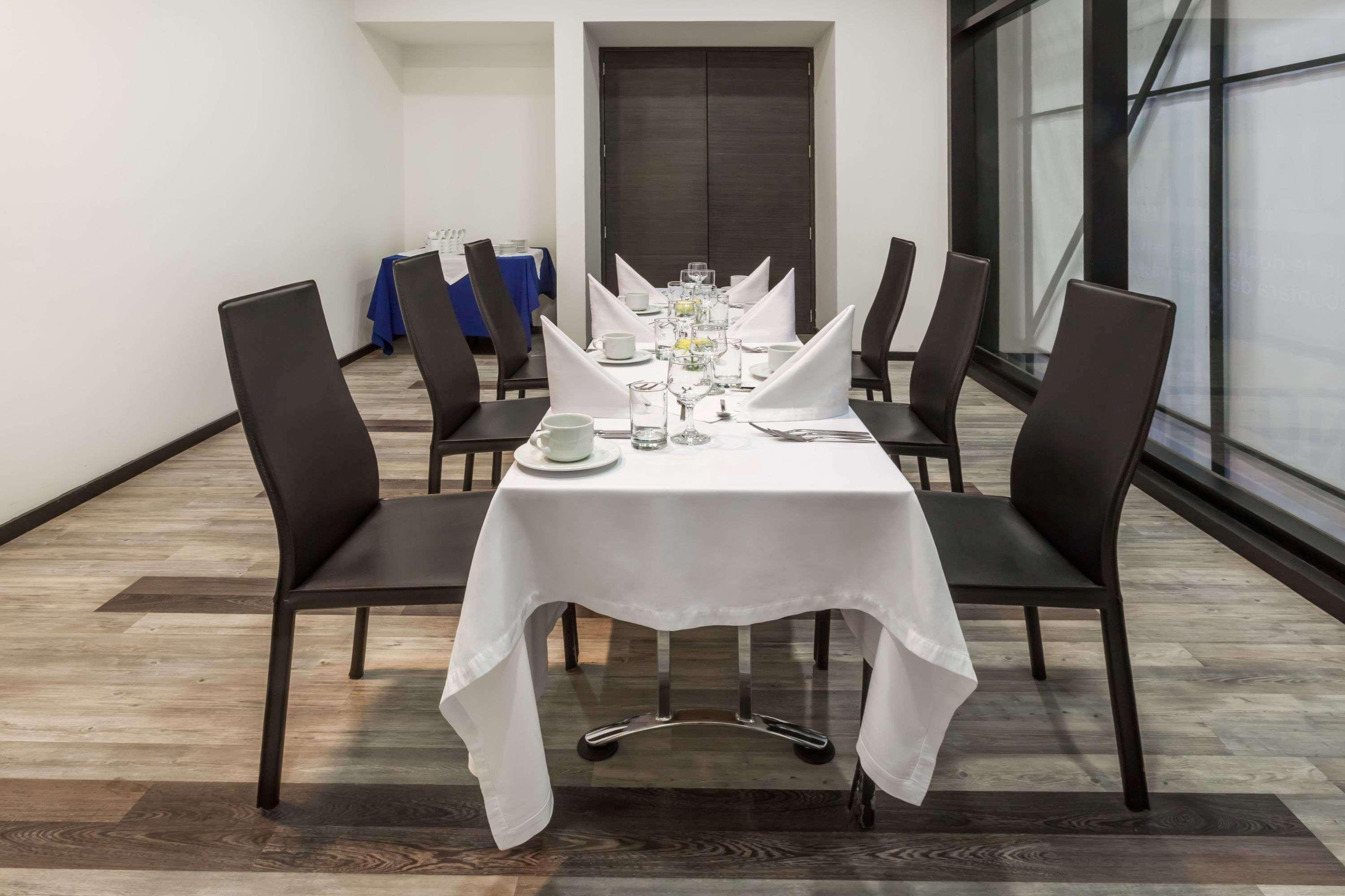 Готель Wyndham Богота Екстер'єр фото A table set for fine dining