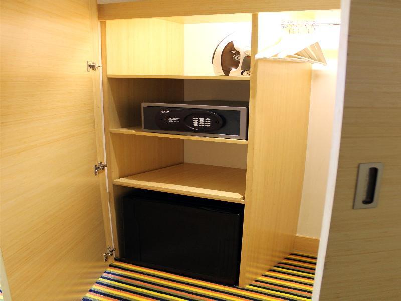Готель Wyndham Богота Екстер'єр фото A safe in a hotel room