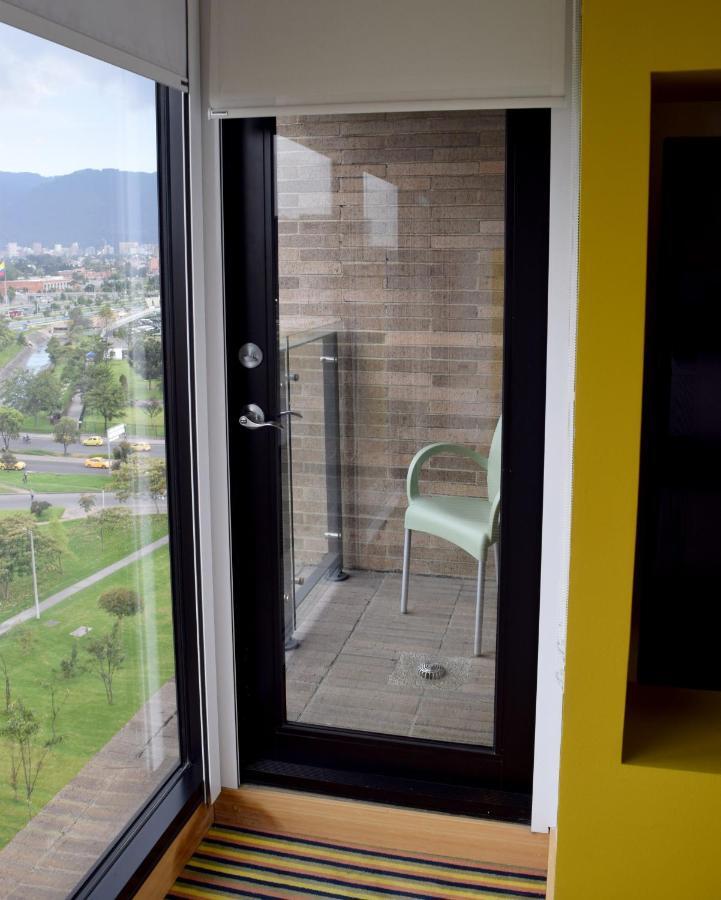 Готель Wyndham Богота Екстер'єр фото A balcony in Bogotá, Colombia